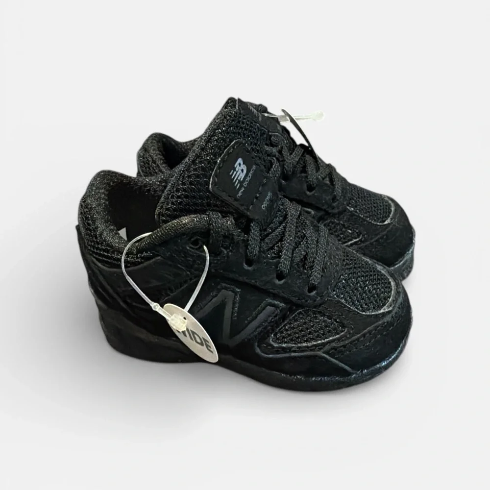 New Balance Kids Black Sneakers 990v5 wide size 3 infants